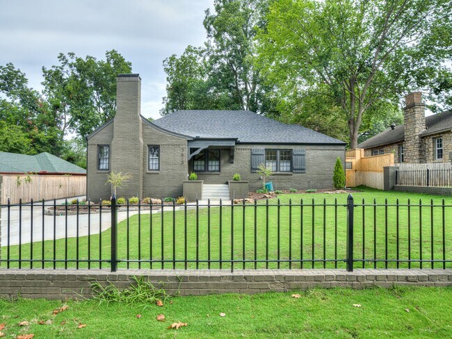 Building Photo - Luxury Living in the Heart of Tulsa