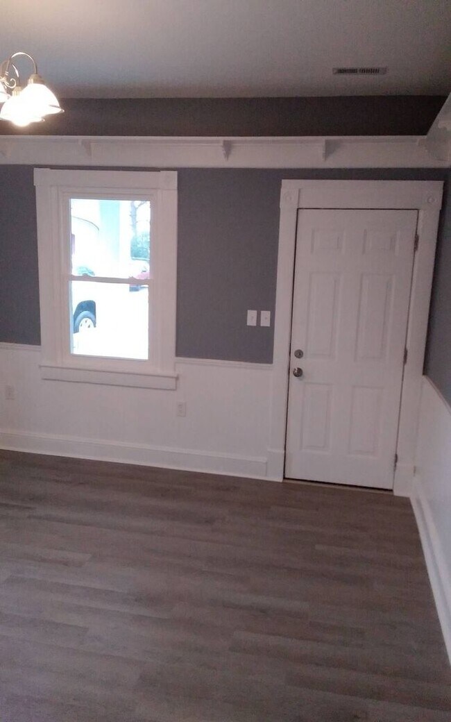 Building Photo - 2 bedroom house in Colonial Heights