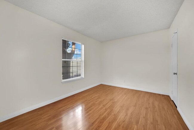 Building Photo - Very Nice 2bd/2ba Condo!! Gated Friendly C...