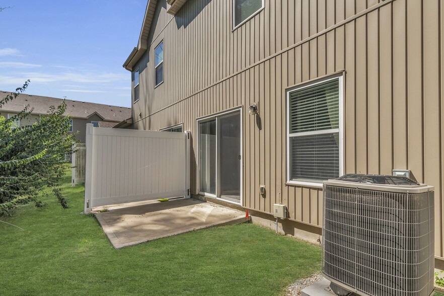 Building Photo - 9415 N Adrian Ave