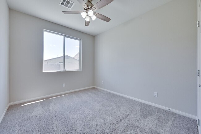 Building Photo - NW!! Solar!!  Gated!!  Bed and bath downst...