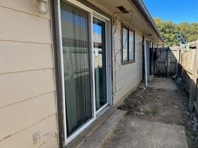 Building Photo - 8928-8928 Greenmound Ave