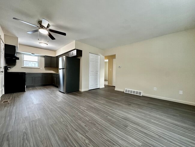 Building Photo - 61 /63 Maplecrest Dr