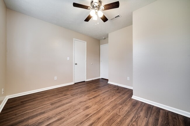 Building Photo - 1190 Meadowview Dr