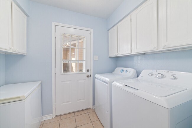 Building Photo - 17 April Point Dr N