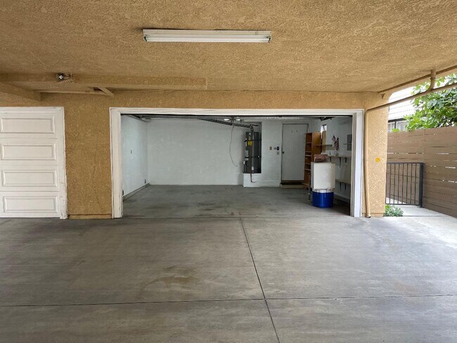 Building Photo - SPACIOUS 3BR/2.5BA EASTSIDE TOWNHOME FOR LEASE