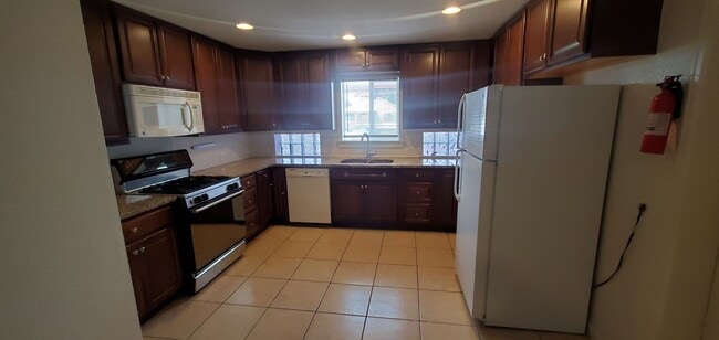 Building Photo - 4 bed, 2 Bath, 1100 SF with washer/dryer hookups, large, fenced yard and garage.