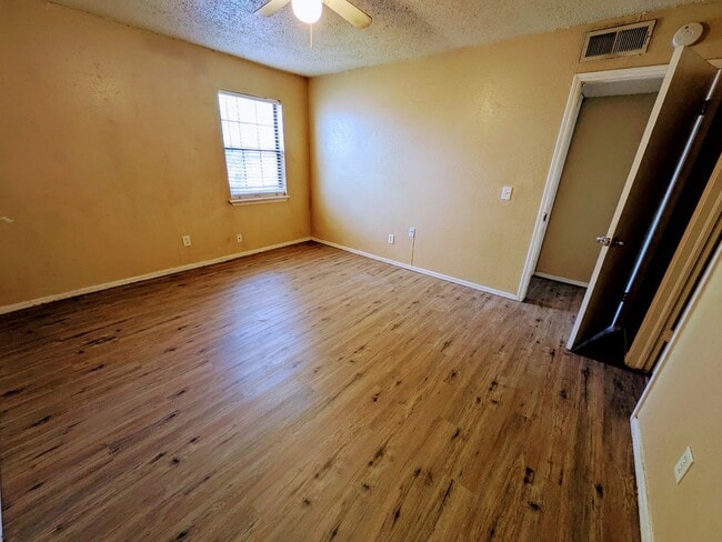 Building Photo - 2 bed, 1.5 bath condo in Norman, OK with c...