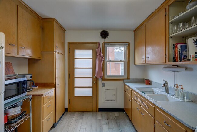 Building Photo - 717 Pickford St