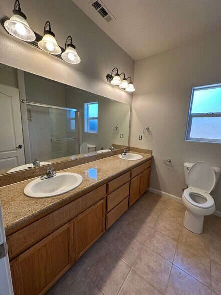 Building Photo - 992 Heather Way
