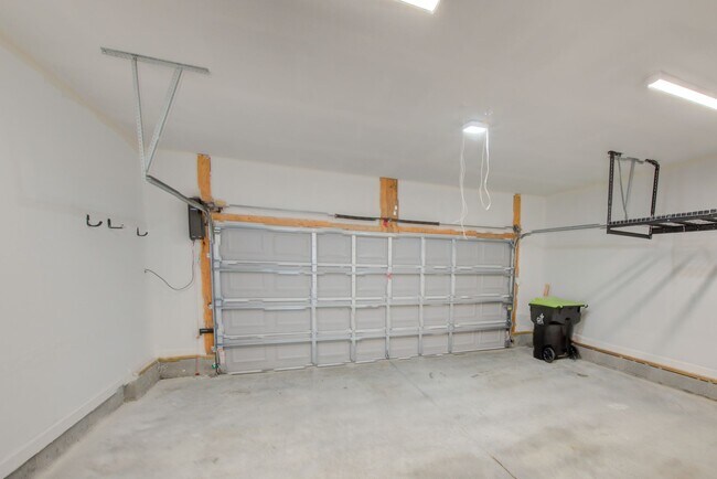 Building Photo - Like New End Unit Condo, 3 Bed 2.5 Bath