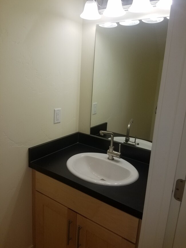 Building Photo - Desirable 2 bed, 2.5 bath Lincoln Park tow...