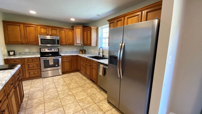 Building Photo - Gorgeous 3 Bedroom, 2 Bathroom Split Level...