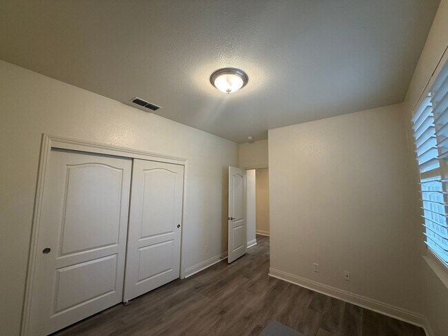 Building Photo - Huge Home in Anatolia Village!