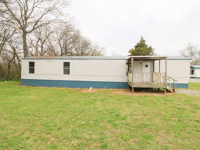 Building Photo - Close to downtown Pulaski!