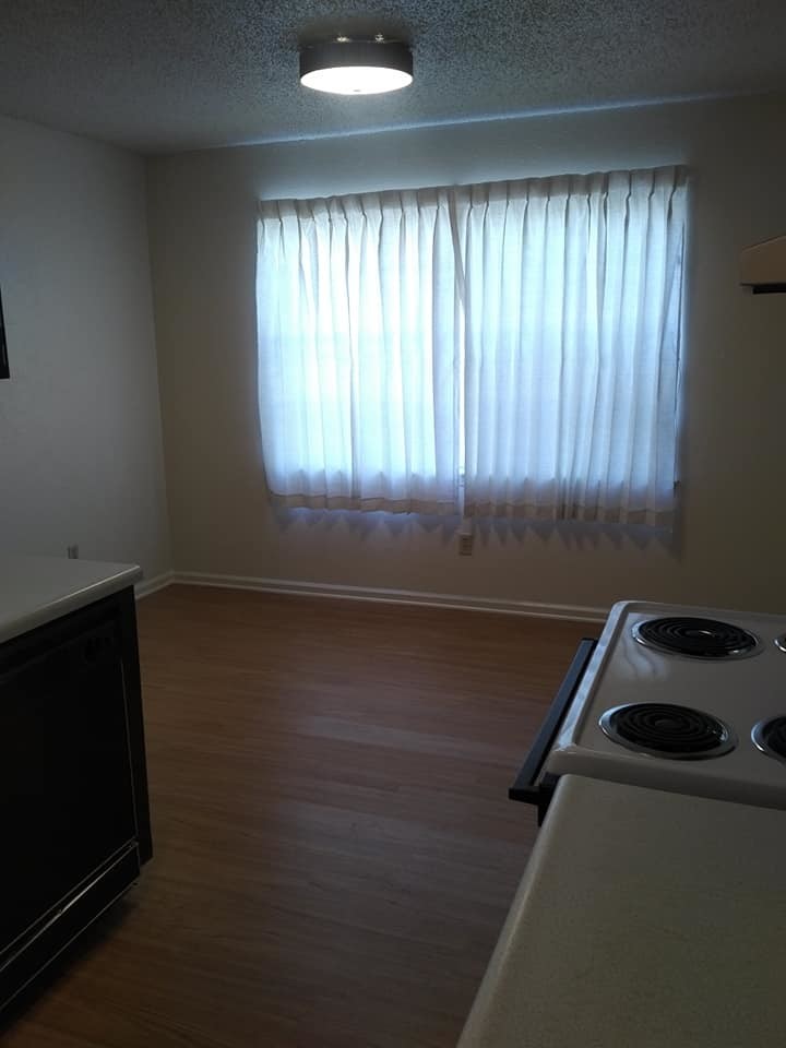 dining area from kitchen - 1502 E Beverly Dr