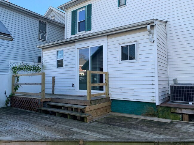 Building Photo - Spacious single family home with 3 beds/2 ...