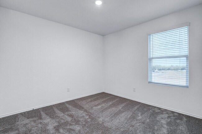 Building Photo - Modern 4-Bedroom Home with Loft, Open Livi...