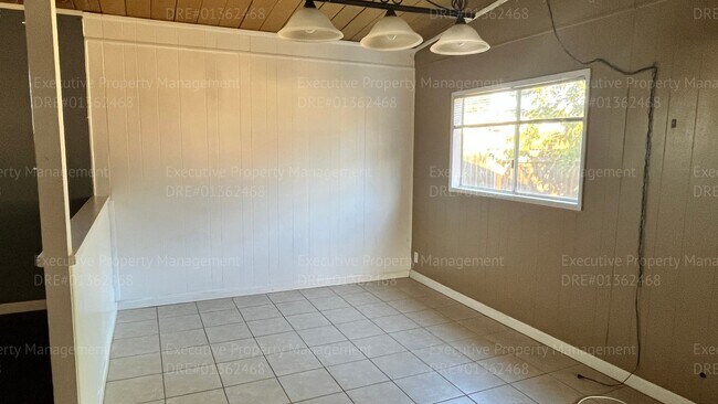 Building Photo - 3 bedroom/ 1.5 bathroom home with a detach...