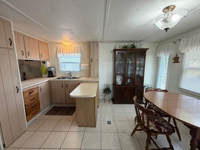 Building Photo - 4833 Royal Palm Dr