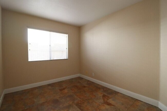 Building Photo - Great Three Bedroom Home