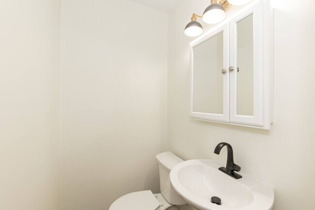 Building Photo - Three Bedroom Home!