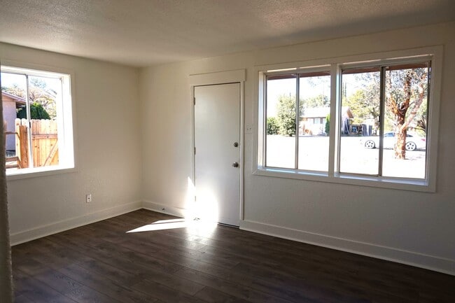 Building Photo - 2 bedroom Duplex