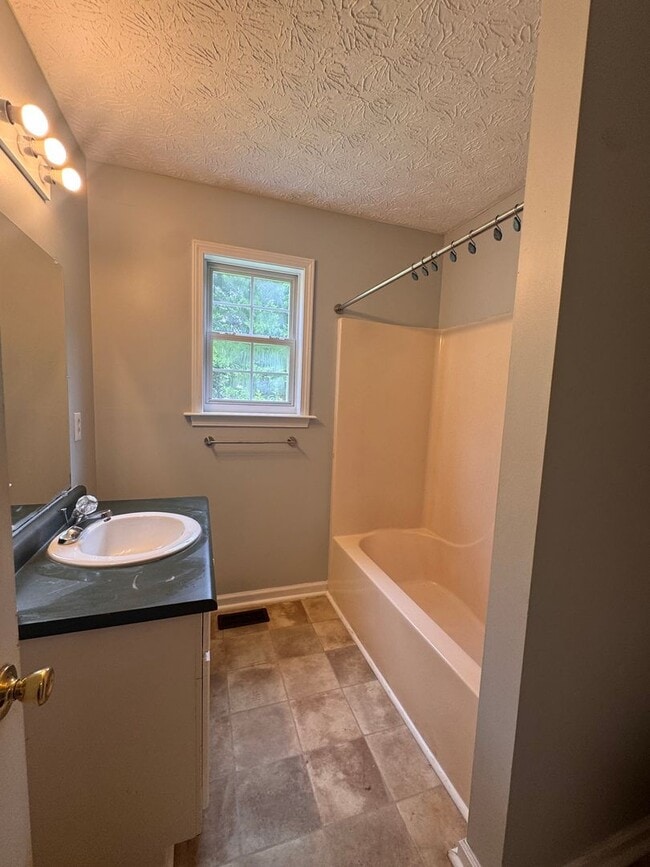 Building Photo - Beautiful 3BR Home for Rent in Toccoa, GA with Fenced Yard & 2-Car Garage
