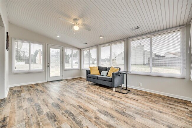 Building Photo - "Fully Furnished Charming 3-Bedroom Home i...