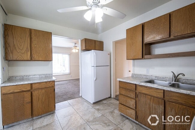 Building Photo - 809 E 50 S