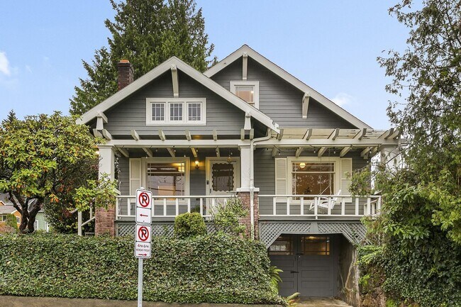 Building Photo - 3 bedroom, 2 bath gorgeous home now available by Mt. Tabor Park in SE Portland!