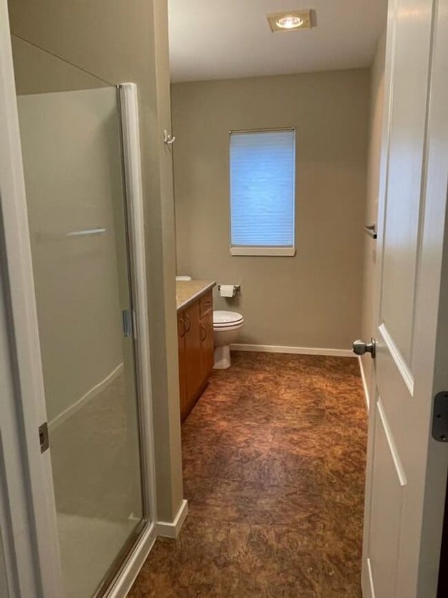 Building Photo - Stunning End Unit Townhome in desirable Redmond Ridge neighborhood; 2BD/2BA