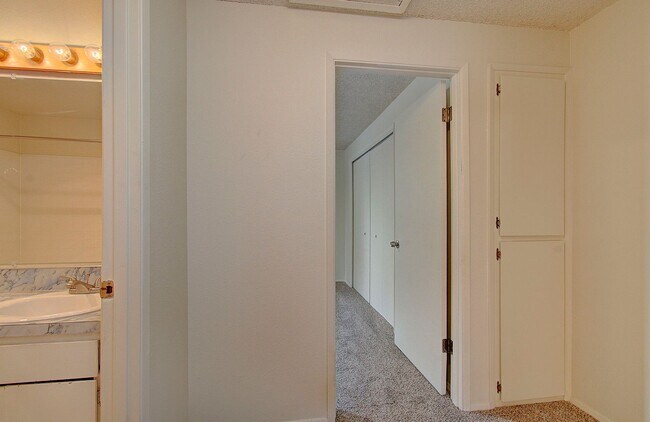 Building Photo - Gladson 3802