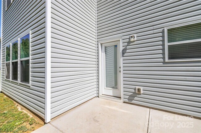 Building Photo - 710 Yorkshire Dr