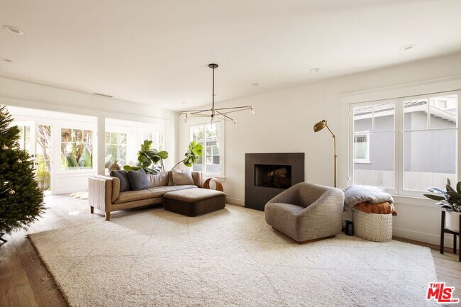 Building Photo - 601 Crestmoore Pl