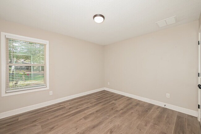 Building Photo - 1648 Deer Creek Ln