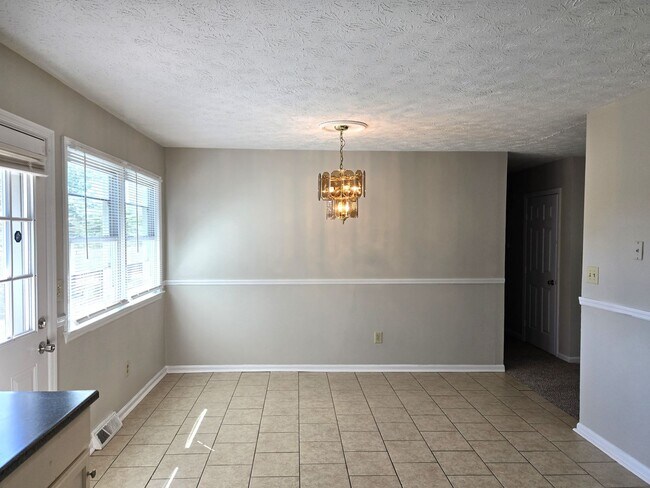 Building Photo - Spacious Split Level In Gainesway   20260501