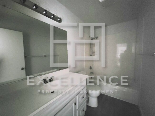 Building Photo - 2/1 With Private Patio, AC, Updated Kitche...