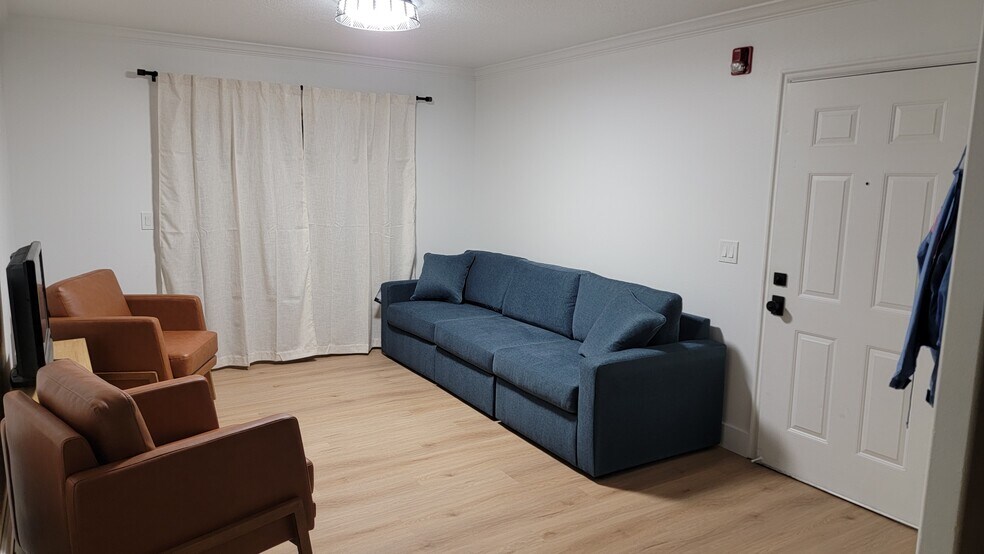 Building Photo - 591 N University Ave