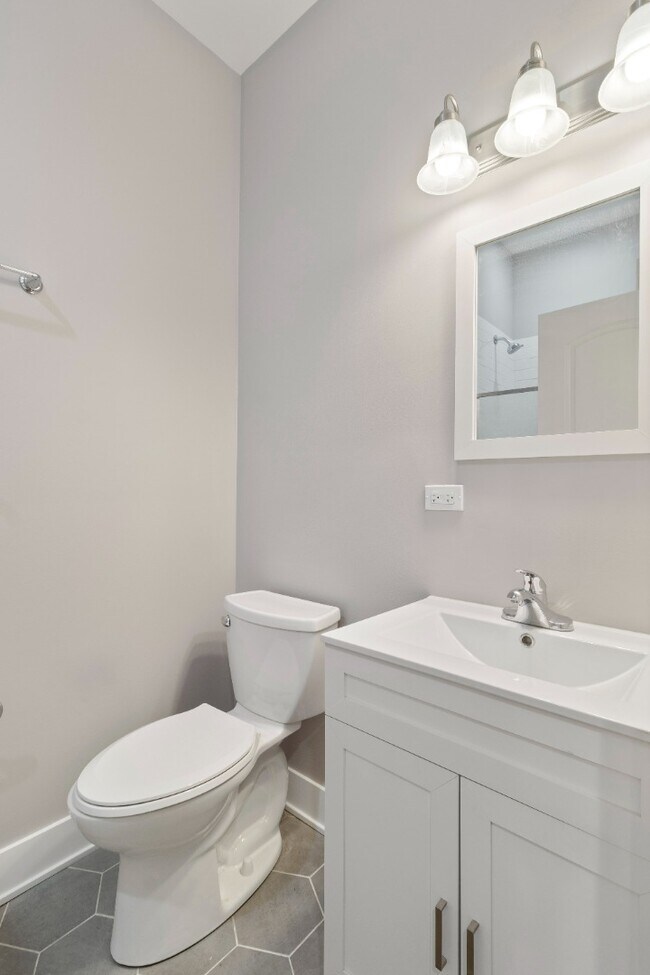 Building Photo - Top Floor, Gorgeous West Town 2bd/2bth, Avail August 8th!