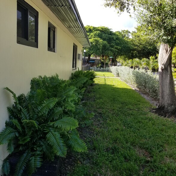 Building Photo - 1952 Madison St