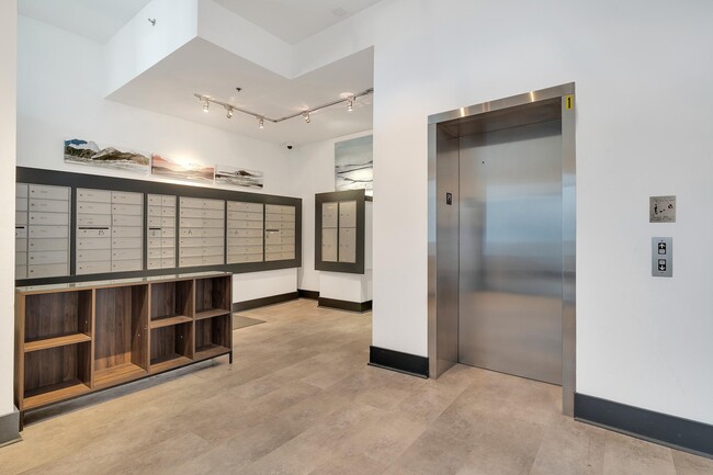 Lobby/Mailroom - 655 Crockett St