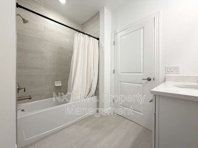 Building Photo - 16570 Ridgeview Cir