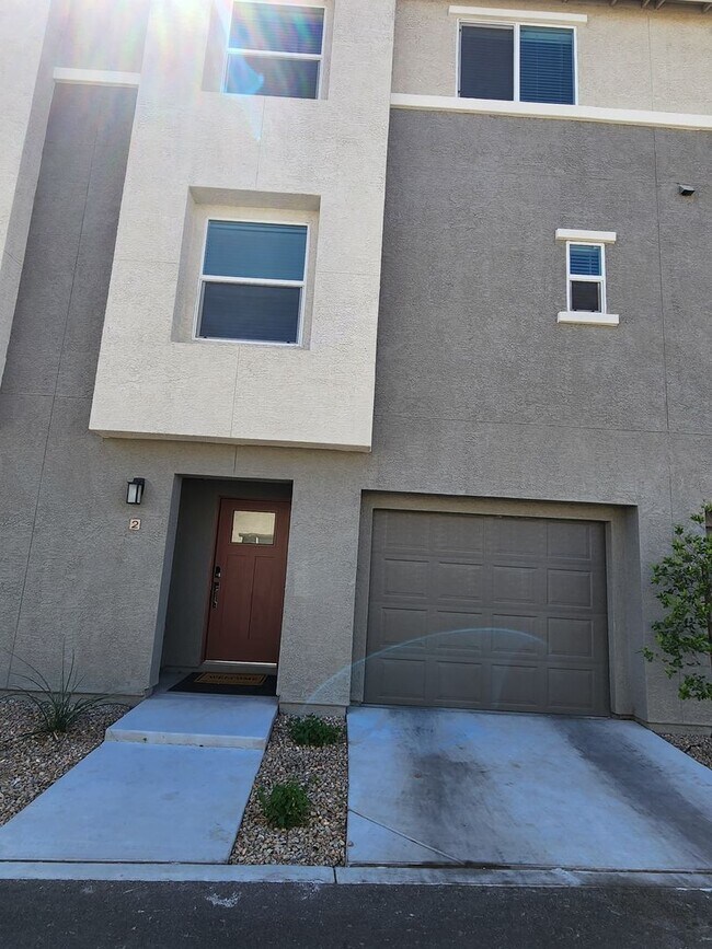 Building Photo - Charming 3BR/2.5BA Home in Las Vegas – Uti...