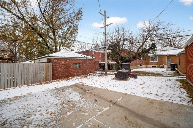 Building Photo - Duplex Alone