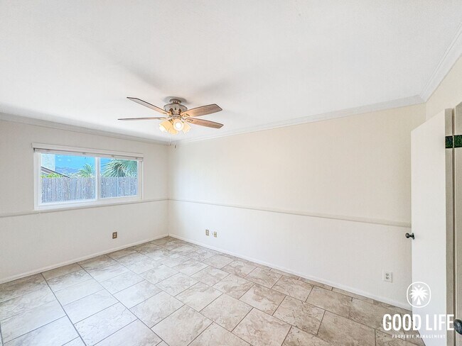 Building Photo - SD: Stunning 4BD/3BA Home in Vista with Panoramic Views, Private Balcony & Large Yard
