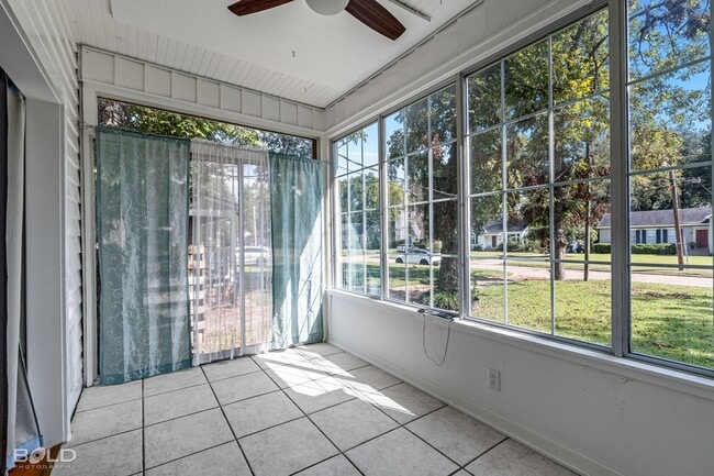 Building Photo - Check Out this 3 bed 2 bath!!