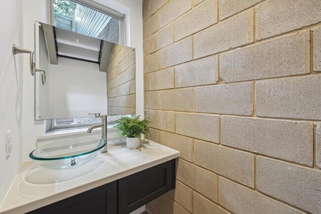 Building Photo - 133 Frederick St