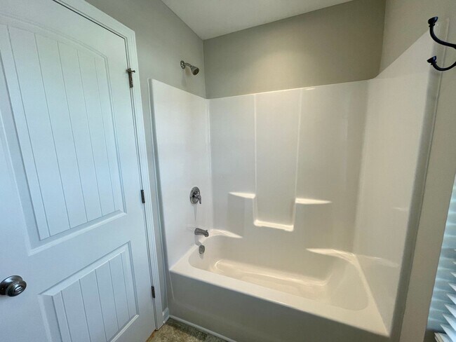 Building Photo - Gorgeous 4 Bed 2.5 Bath Home in GSO