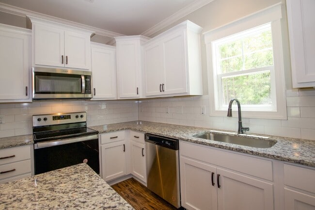 Building Photo - "Luxurious 3-Bed Townhouse with Granite Countertops on Juniper Lake Road!"